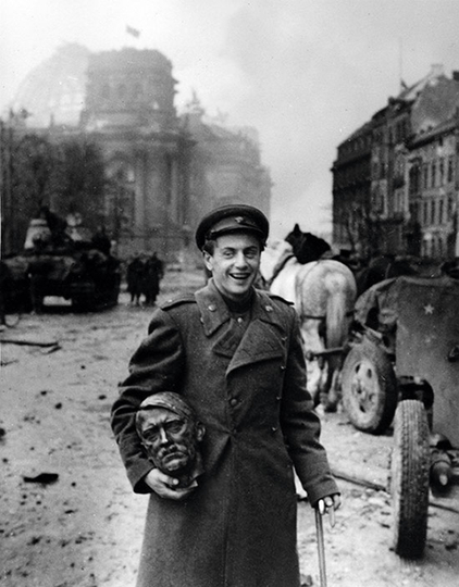 Jewgeni Chaldej - Dolmatovski mit Hitlerbüste
