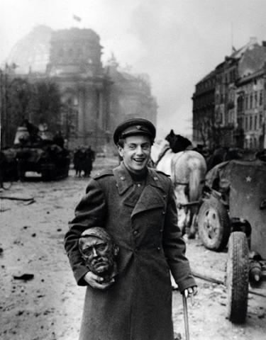 Jewgeni Chaldej - Dolmatovski mit Hitlerbüste